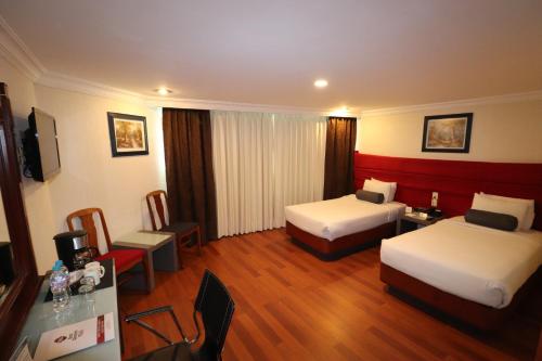a hotel room with two beds and a desk at Best Western Plus Gran Marques in Toluca