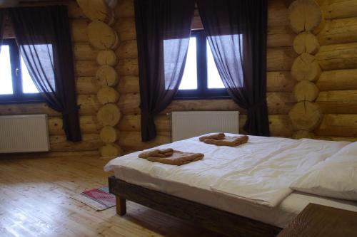 Ένα ή περισσότερα κρεβάτια σε δωμάτιο στο Berloga Pylypets