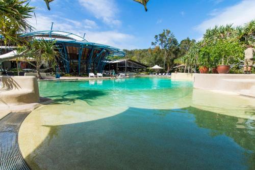 una piscina de agua azul en un complejo en The Holiday House, en Fraser Island