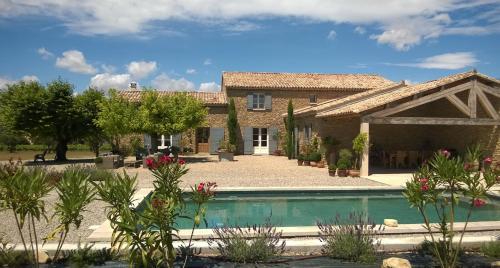 einem externen Blick auf ein Haus mit einem Pool in der Unterkunft Mas du Vieux Tilleul in Vaison-la-Romaine