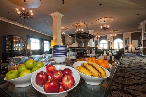 un buffet con tazones de fruta en una mesa en Hydro Majestic Blue Mountains, en Medlow Bath