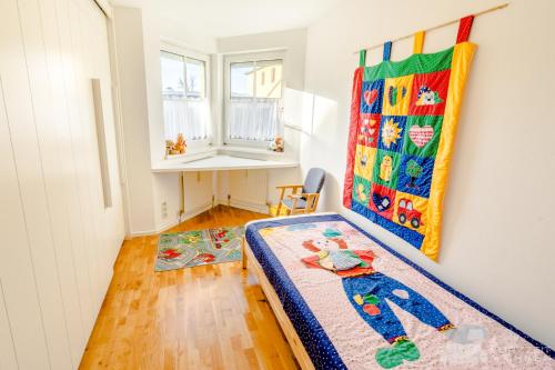 薩爾斯堡的住宿－Residenz，一间小卧室,配有床和窗户