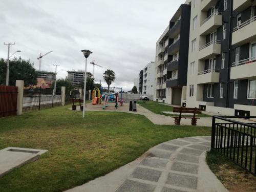 un parco con parco giochi accanto a un edificio di Arriendo Departamento a La Serena