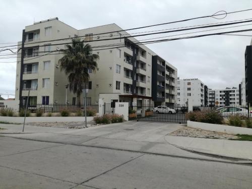 un parcheggio vuoto di fronte a un edificio di Arriendo Departamento a La Serena