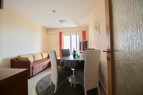 a living room with a table and chairs and a couch at Apartment Dalmatien Traumhaus in Makarska