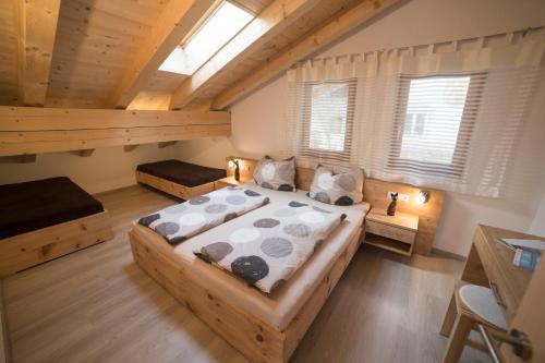 1 dormitorio con 1 cama grande y 2 ventanas en Saxlhof, en Stanghe