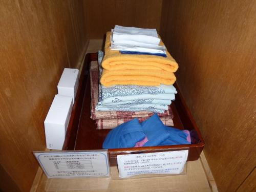 a suitcase filled with towels in a room at Sumiyoshiya in Nagaoka
