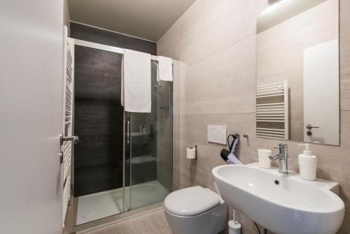 y baño con lavabo, aseo y ducha. en Rehorova apartments, en Praga