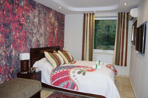 ユラタにあるJurata Dzikie Winoのベッドルーム(ベッド1台、窓付)