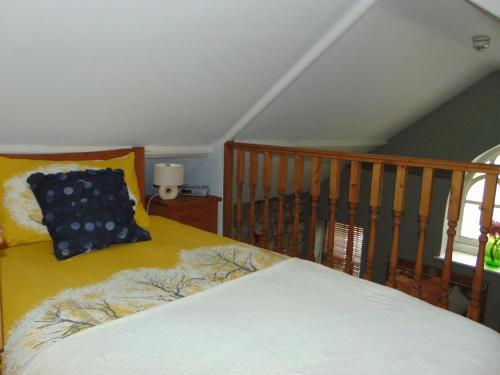 スカーバラにあるEverley Cottageのベッドルーム1室(枕付)