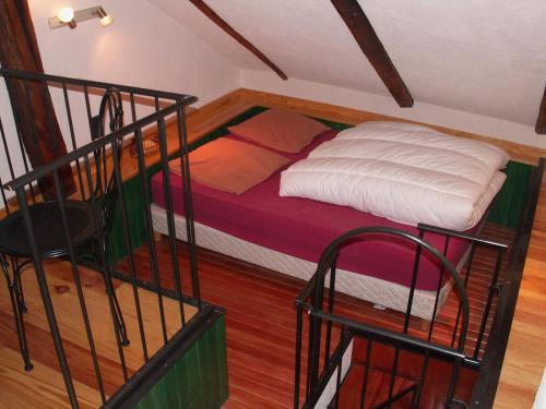 une chambre avec un lit superposé et un escalier dans l'établissement Princesse Galetas, à Saint-Étienne-de-Tinée