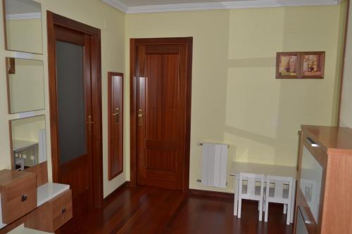 um quarto com uma porta de madeira e pisos de madeira em Apartment Ana em Quijas