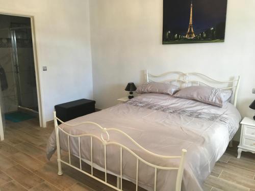 1 dormitorio con 1 cama con una foto de la torre Eiffel en Boa Nova base. en Funchal