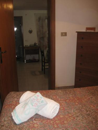 ein Schlafzimmer mit zwei Handtüchern auf einem Bett in der Unterkunft Near the Duomo in Erice