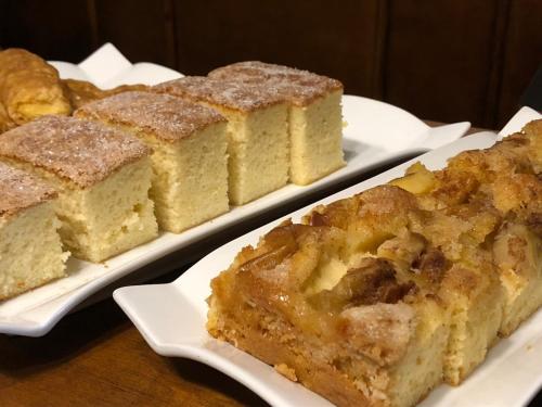 Dos platos blancos de pastel sobre una mesa en Hotel Casa Ceremines, en Xerta (Cherta)