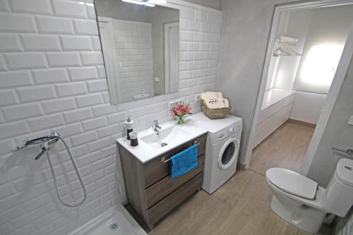 a bathroom with a sink and a washing machine at Apartamento Vacacions Felanitx in Felanitx