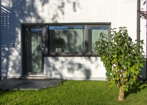 een raam aan de zijkant van een huis met een plant bij Ferienwohnung Waldgimpel Schmitten in Schmitten