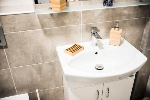 Ένα μπάνιο στο Apartamenty Opal