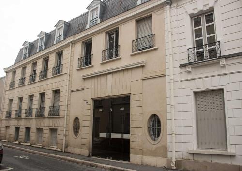 ein Gebäude an der Straßenseite in der Unterkunft Centre Ville Chateau in Fontainebleau