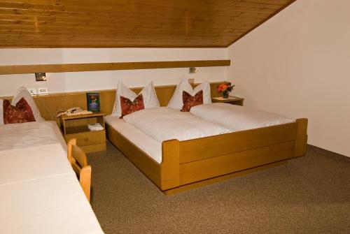 Ένα ή περισσότερα κρεβάτια σε δωμάτιο στο Gasthof Huber