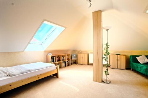 1 dormitorio en el ático con cama y ventana en Private Rooms near Exhibition Center, en Hannover