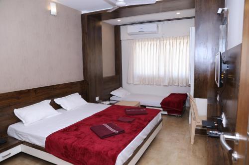 Una cama o camas en una habitación de Navaratna Palace