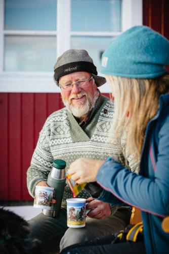 an older man and a woman sitting at a table with drinks at Bygdin Høyfjellshotell in Beitostøl