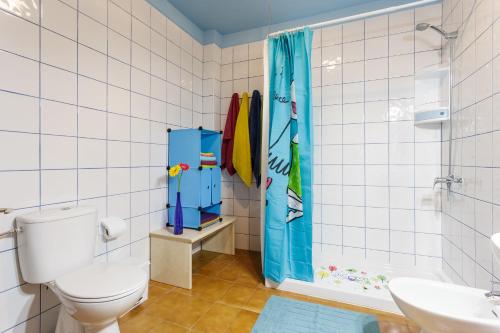 Un baño con inodoro y ducha en Vivienda Vacacional El Faro, en Puerto Naos, en Los Llanos de Aridane