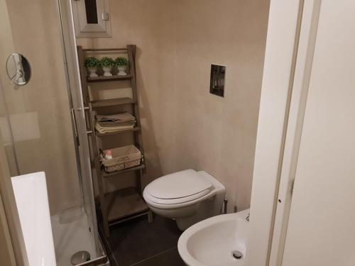 een kleine badkamer met een toilet en een wastafel bij HOME "SUITE" HOME in Napels