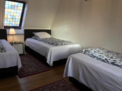 Säng eller sängar i ett rum på Apartments Ålholmvej