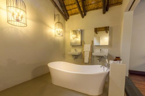 A bathroom at Pierneef's Kraal