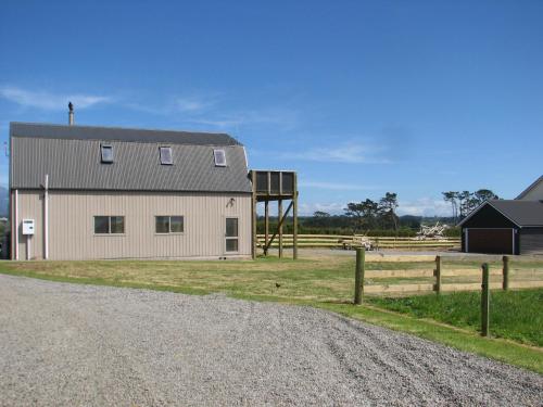 a barn on the side of a dirt road at Barberry Hill in Stratford