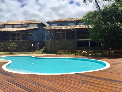 una piscina frente a una casa en Hospedaria Ilhabela - Casa Maritacas, en Ilhabela