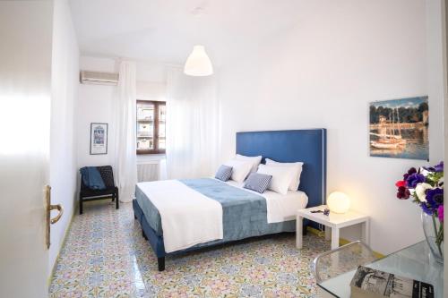 una camera d'albergo con letto e tavolo di Amore Rentals - Appartamento Erica a Sorrento