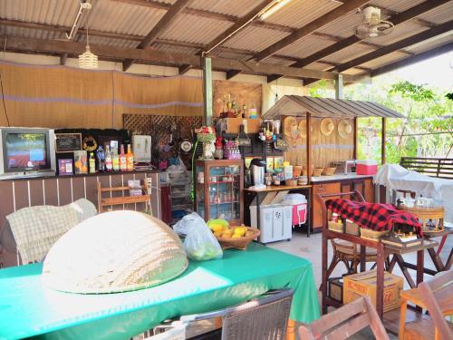 Una tienda de campaña con una mesa y un sombrero grande encima. en Baan Sai Nam, en Damnoen Saduak
