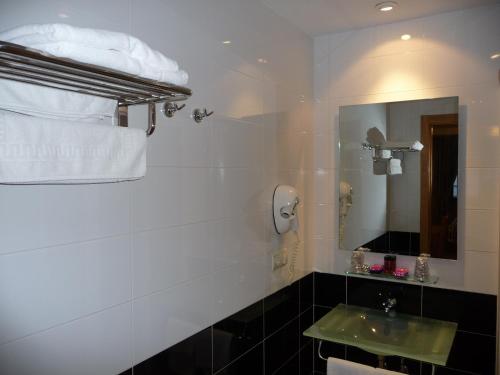 y baño con lavabo y espejo. en Hortas P.R., en Santiago de Compostela