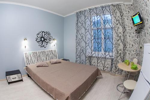 een slaapkamer met een bed, een tafel en een raam bij Квартира в центрі на вулиці Краківька 34 біля Площі Ринок in Lviv