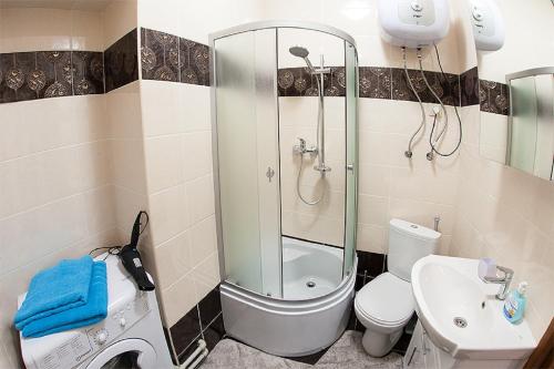 een badkamer met een douche, een toilet en een wastafel bij Квартира в центрі на вулиці Краківька 34 біля Площі Ринок in Lviv