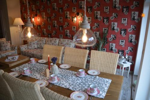 a living room with a table and chairs and a couch at Ferienappartements "Landromantik" in Bautzen