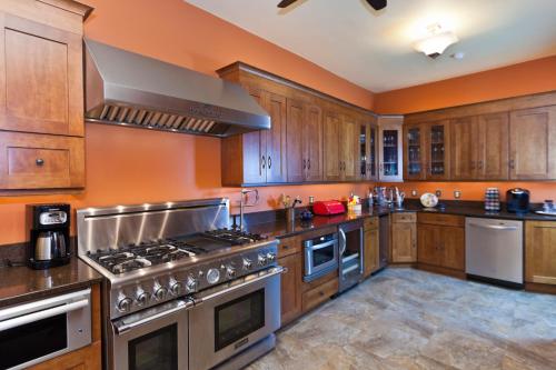 uma cozinha com armários de madeira e um forno com placa de fogão em The Lily Inn - Burlington em Burlington