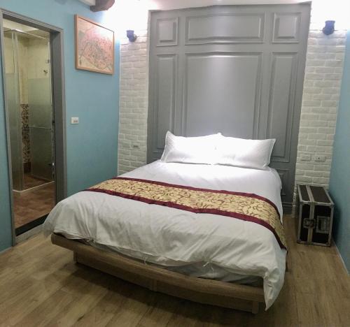 a bedroom with a bed and a walk in shower at Luck Homestay in Jiufen