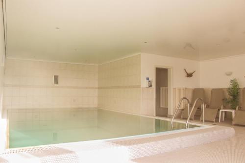 a swimming pool in a living room with at Ferienwohnanlage Schwabe mit Schwimmbad in Rerik