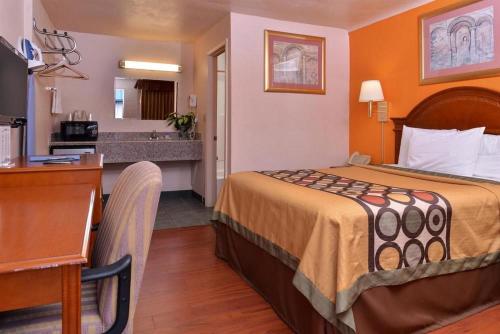 Un pat sau paturi într-o cameră la Americas Best Value Inn Eugene