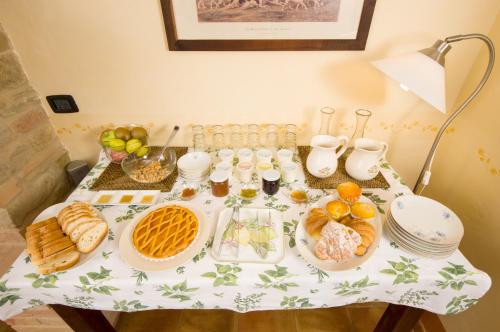 een tafel met een tafelkleed met ontbijtproducten erop bij Agriturismo SPA Serpanera in Sarnano