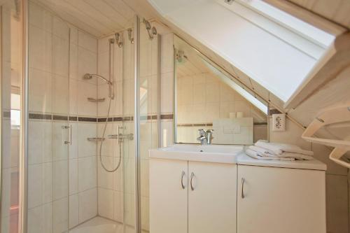 a bathroom with a shower and a sink at Ferienwohnung Geestemuende in Bremerhaven