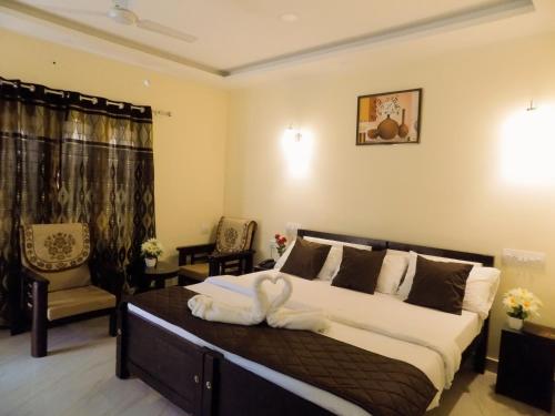 a bedroom with a large bed with a swan on it at Mistywindvalley in Kudayattūr