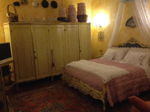 เตียงในห้องที่ B&B La Maison degli Angeli