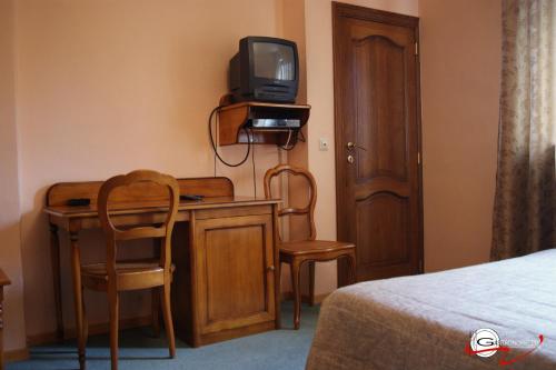 TV a/nebo společenská místnost v ubytování Hotel il Castello Borghese
