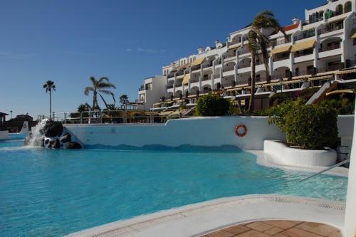 una piscina frente a un hotel en Rocas Del Mar en Costa Del Silencio