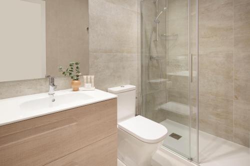 a bathroom with a shower and a toilet and a sink at Prim Suite by FeelFree Rentals in San Sebastián